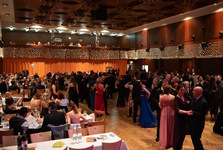 Benefiční ples Benatura v Hodoníně vynesl 200 tisíc korun pro děti a klienty Zeleného domu pohody Benefiční ples Benatura v Hodoníně vynesl 200 tisíc korun pro děti a klienty Zeleného domu pohody